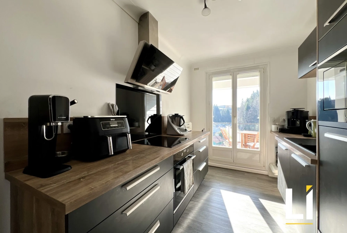 Appartement rénové avec balcon, garage et cave à Maîche – 76 m² 