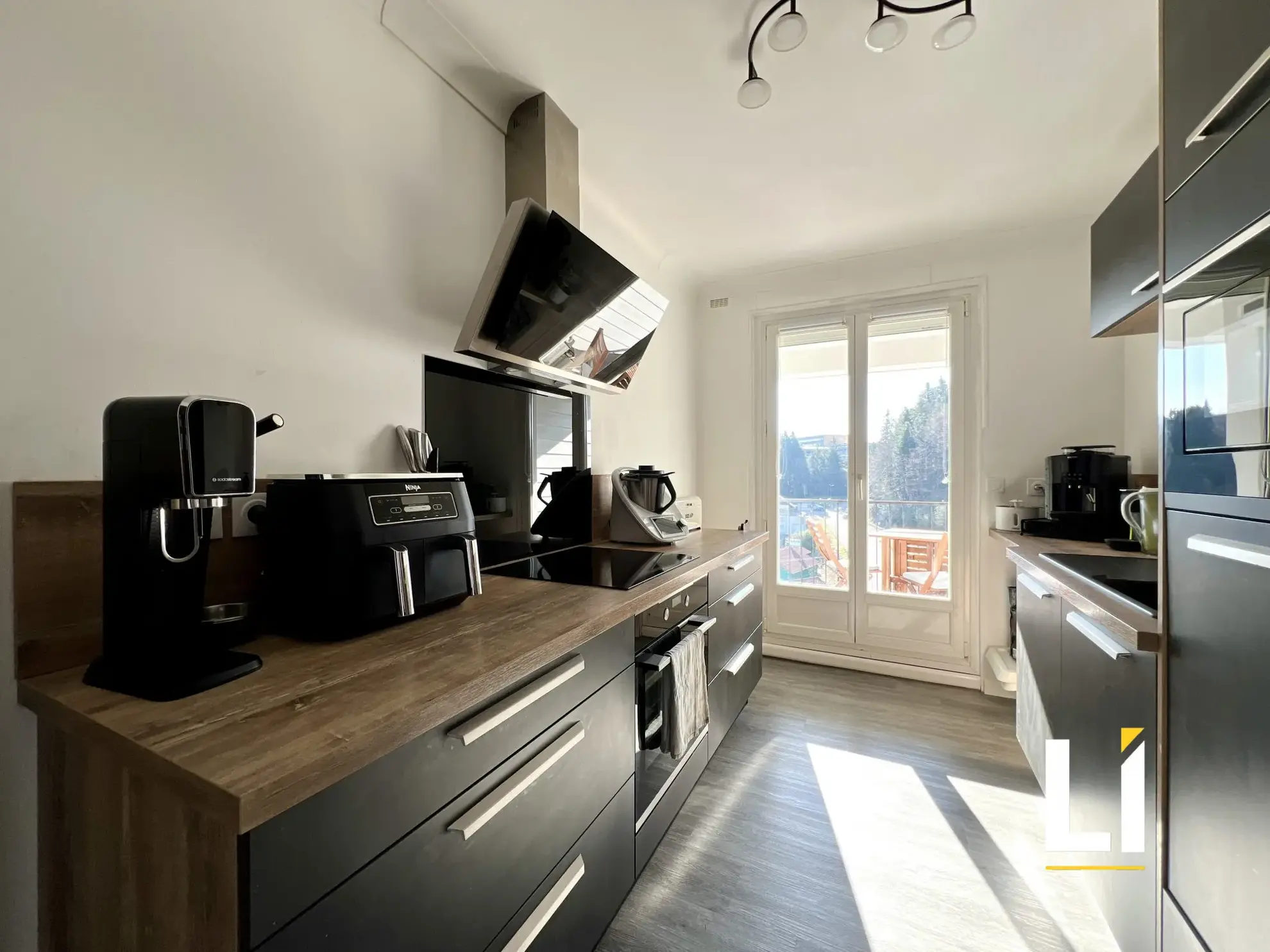 Appartement rénové avec balcon, garage et cave à Maîche – 76 m² 