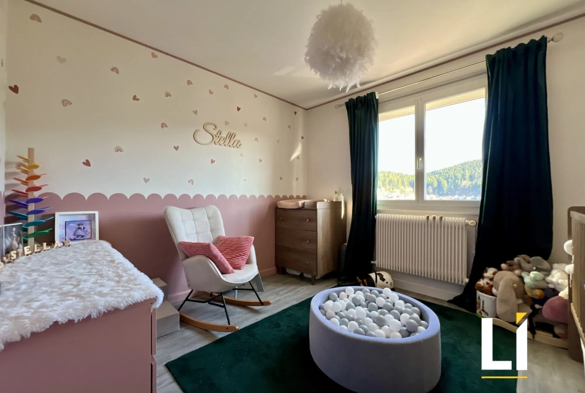 Appartement rénové avec balcon, garage et cave à Maîche – 76 m² 