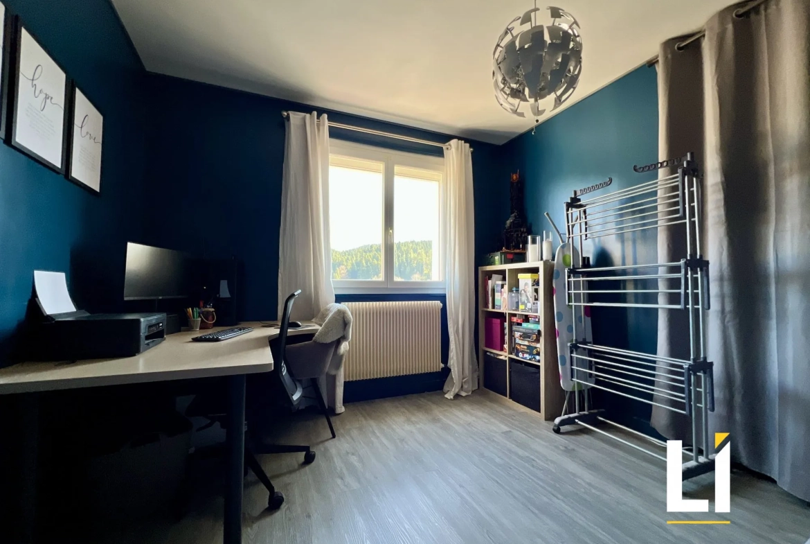 Appartement rénové avec balcon, garage et cave à Maîche – 76 m² 