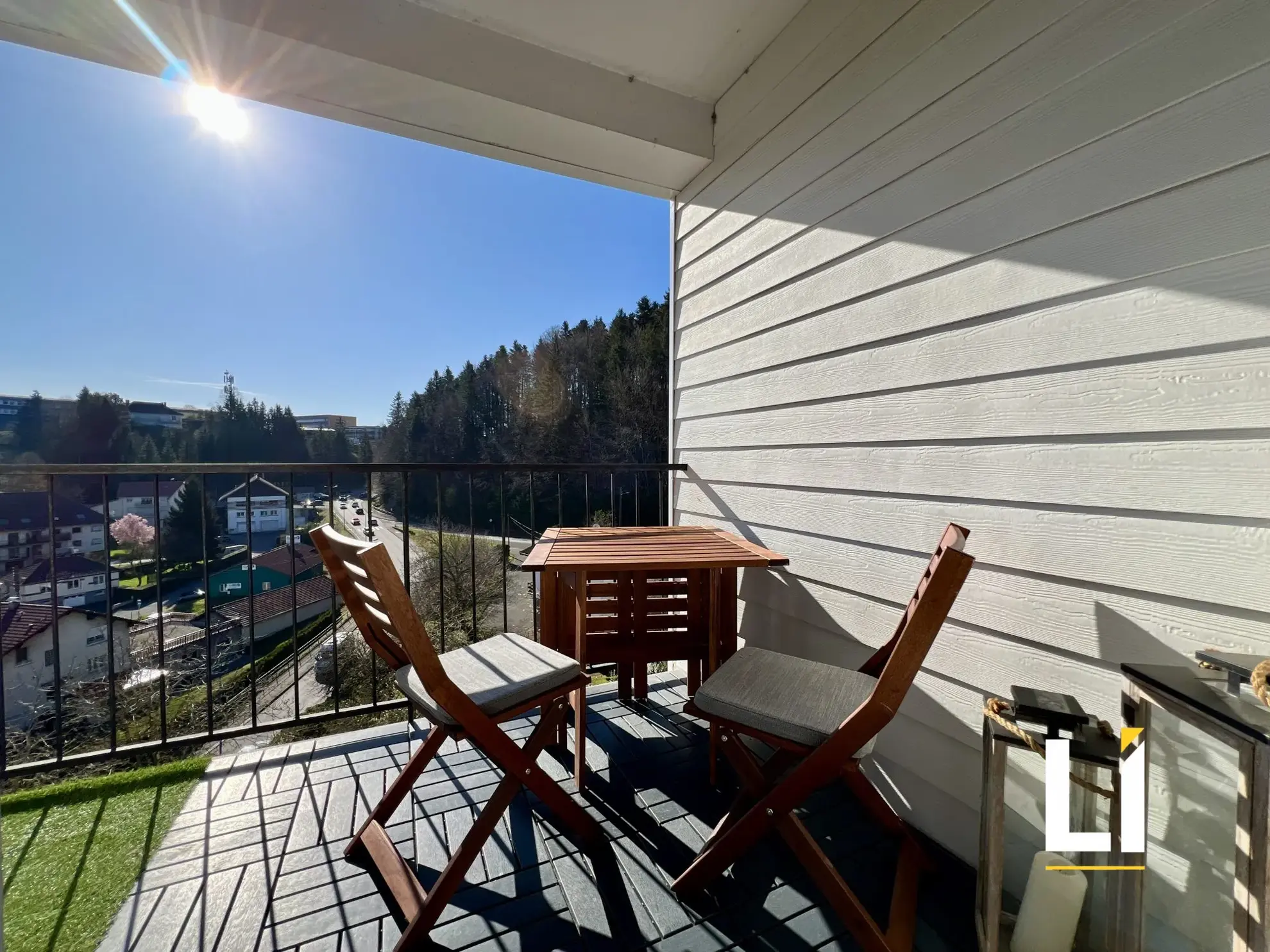 Appartement rénové avec balcon, garage et cave à Maîche – 76 m² 