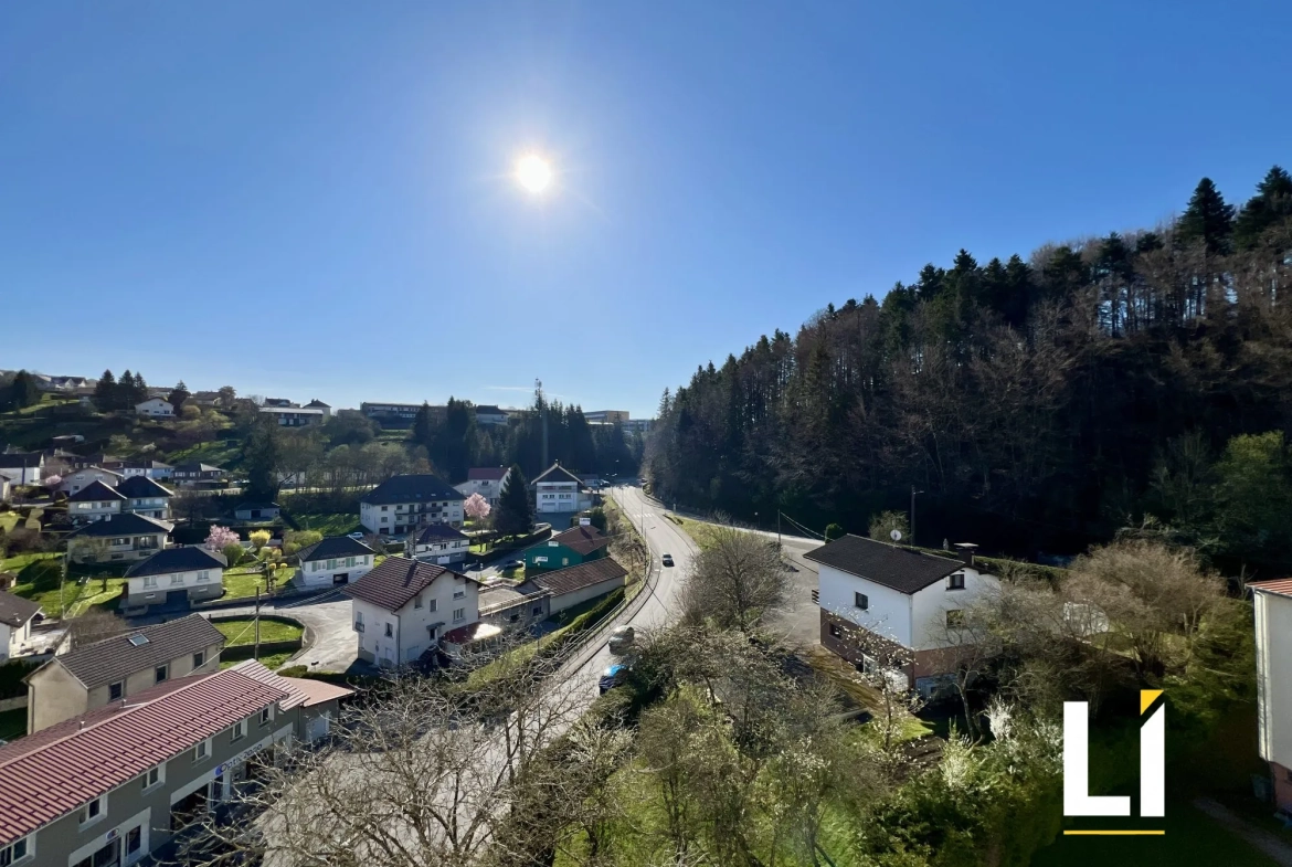 Appartement rénové avec balcon, garage et cave à Maîche – 76 m² 