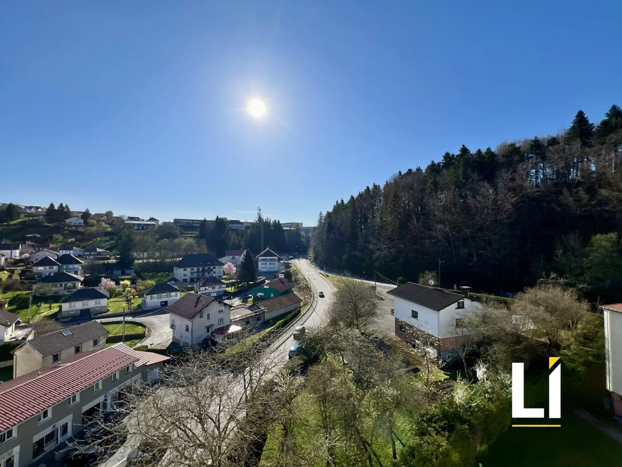 Appartement rénové avec balcon, garage et cave à Maîche – 76 m² 