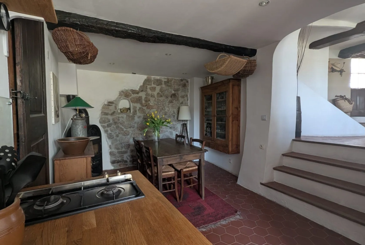 Maison de village provençale à Gonfaron de 98 m² avec terrasse et vue magnifique 