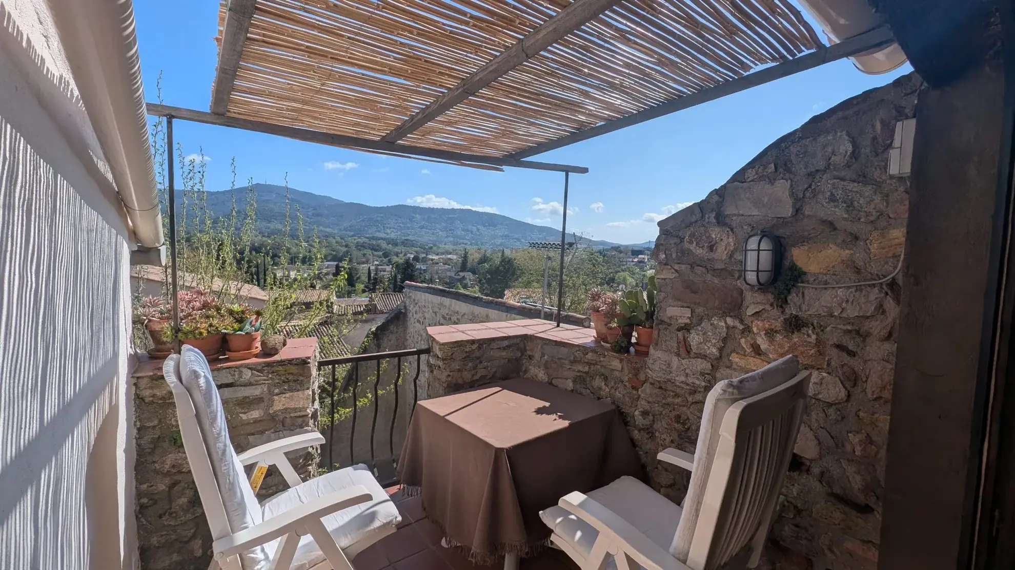 Maison de village provençale à Gonfaron de 98 m² avec terrasse et vue magnifique 