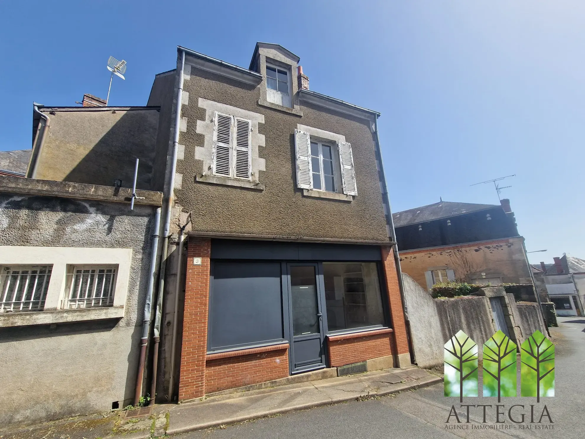 Immeuble commercial à Sainte-Sévère-sur-Indre à Rénover avec Grand Potentiel 