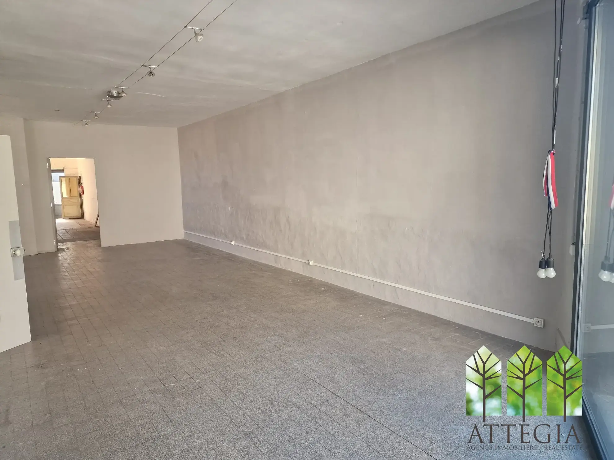 Immeuble commercial à Sainte-Sévère-sur-Indre à Rénover avec Grand Potentiel 
