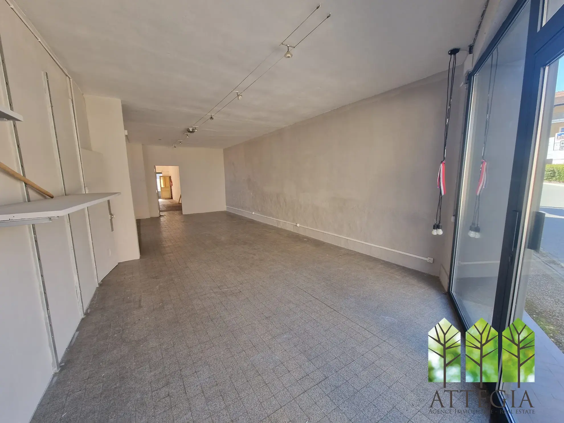 Immeuble commercial à Sainte-Sévère-sur-Indre à Rénover avec Grand Potentiel 