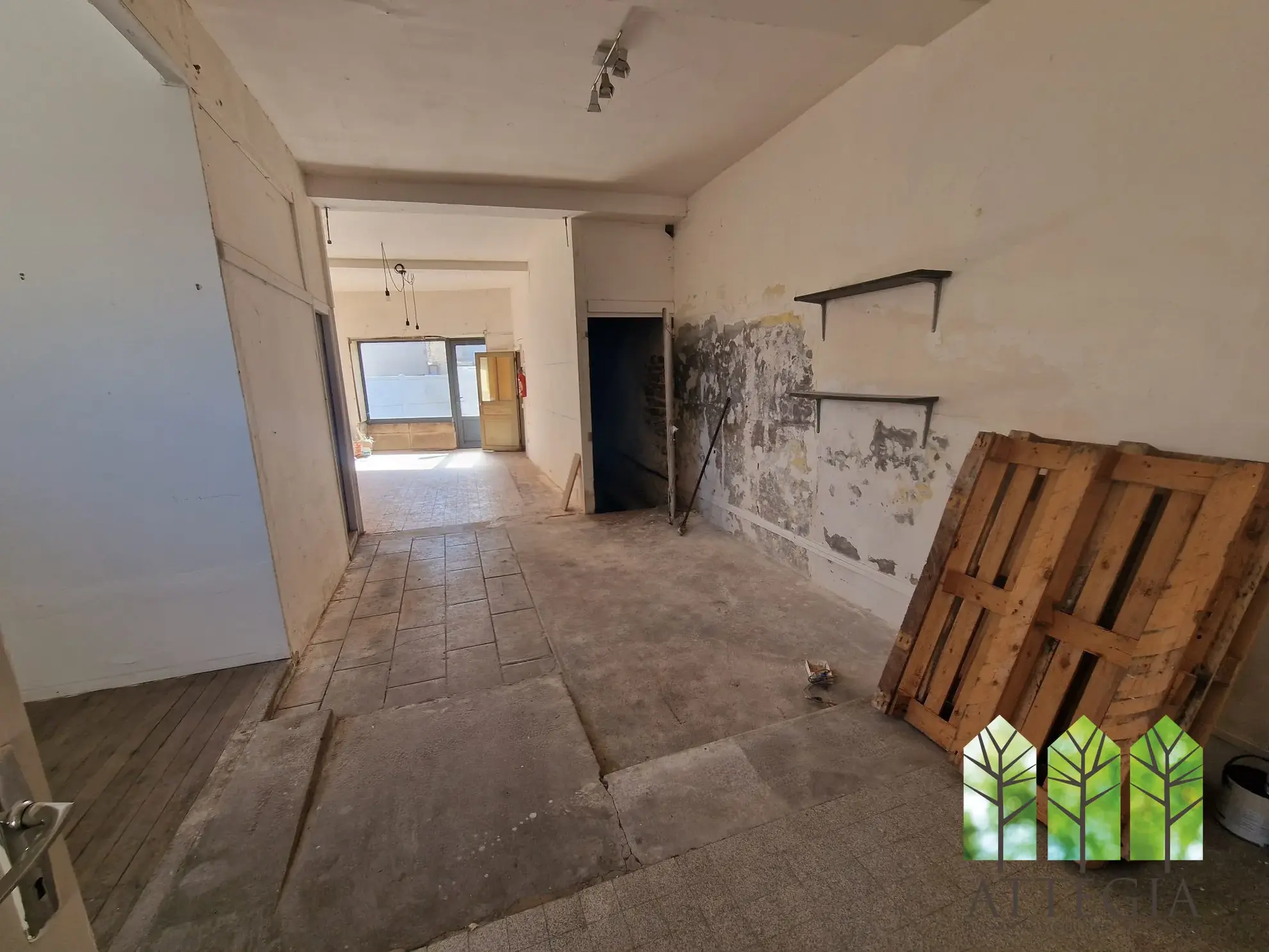 Immeuble commercial à Sainte-Sévère-sur-Indre à Rénover avec Grand Potentiel 