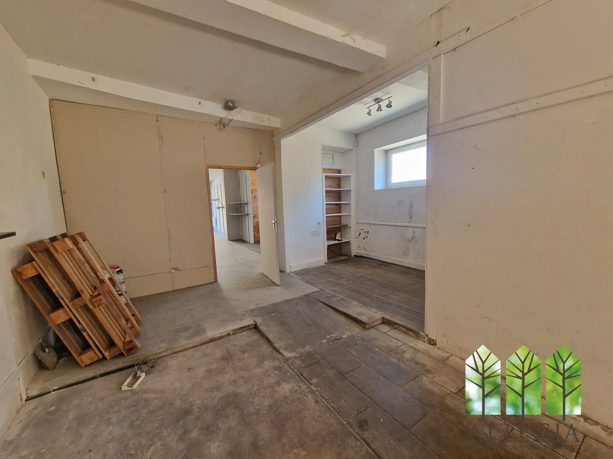 Immeuble commercial à Sainte-Sévère-sur-Indre à Rénover avec Grand Potentiel 