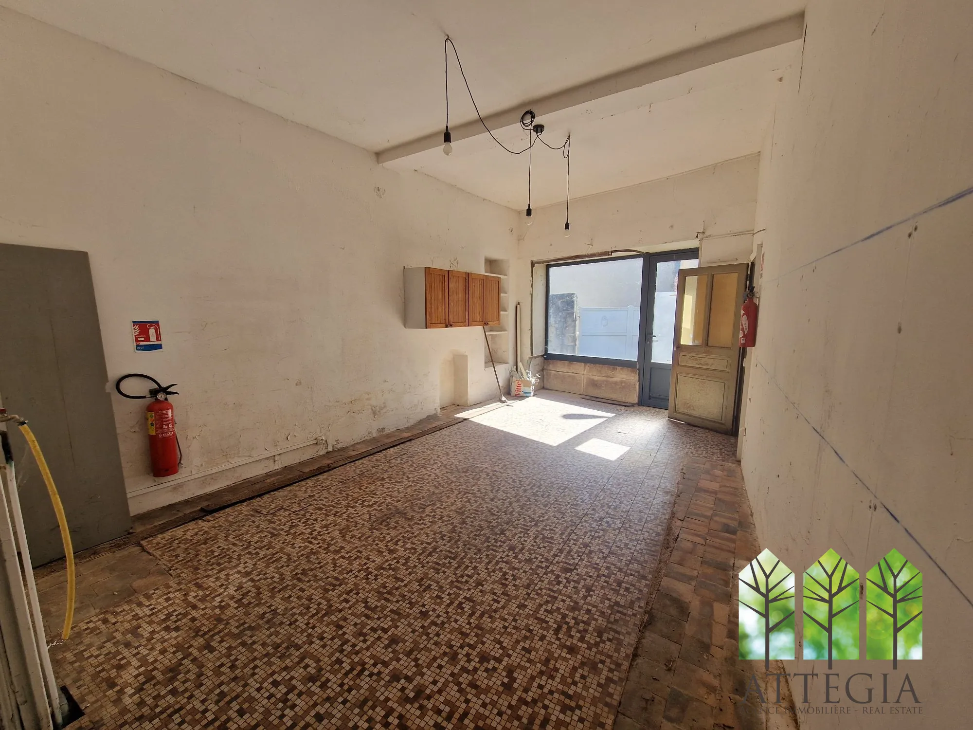 Immeuble commercial à Sainte-Sévère-sur-Indre à Rénover avec Grand Potentiel 