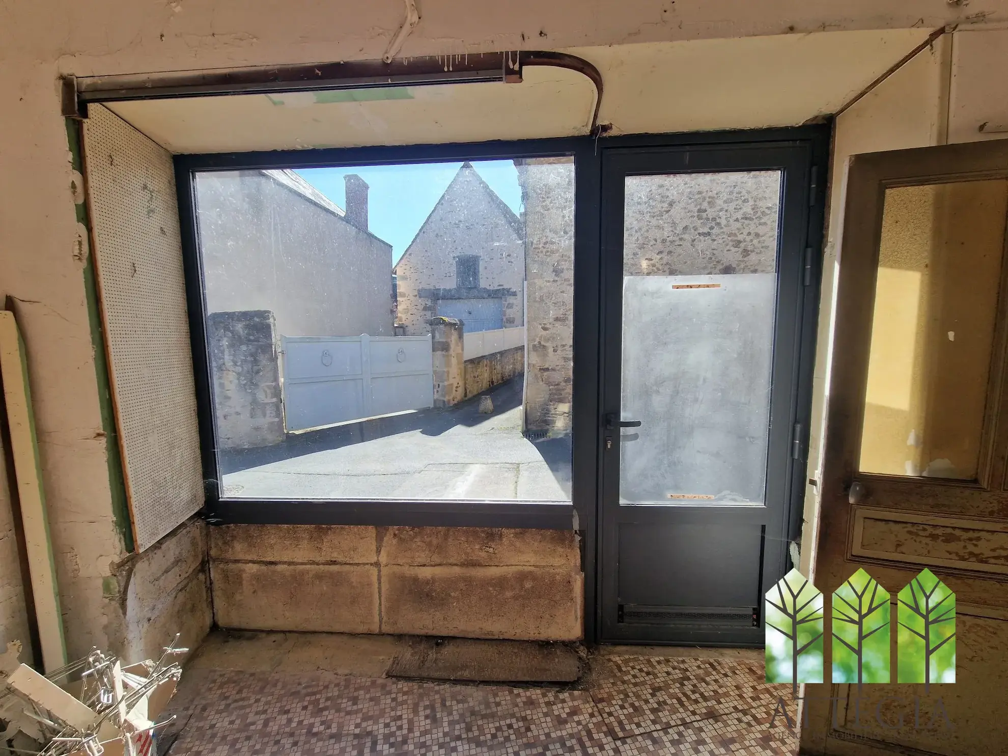 Immeuble commercial à Sainte-Sévère-sur-Indre à Rénover avec Grand Potentiel 
