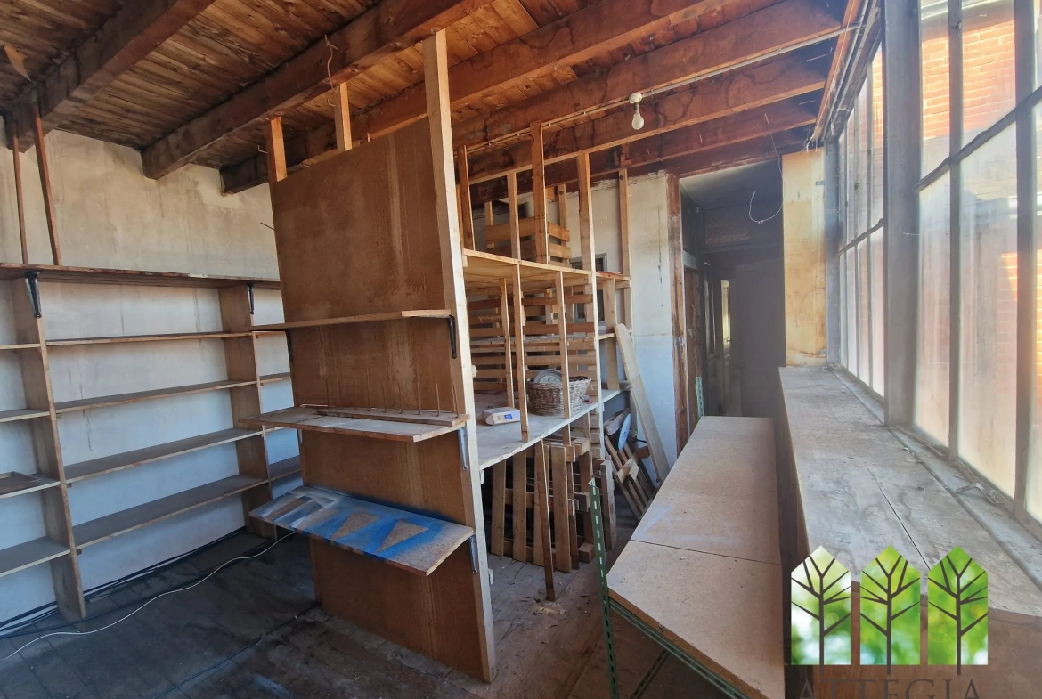 Immeuble commercial à Sainte-Sévère-sur-Indre à Rénover avec Grand Potentiel 