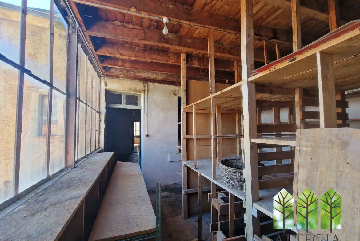 Immeuble commercial à Sainte-Sévère-sur-Indre à Rénover avec Grand Potentiel 