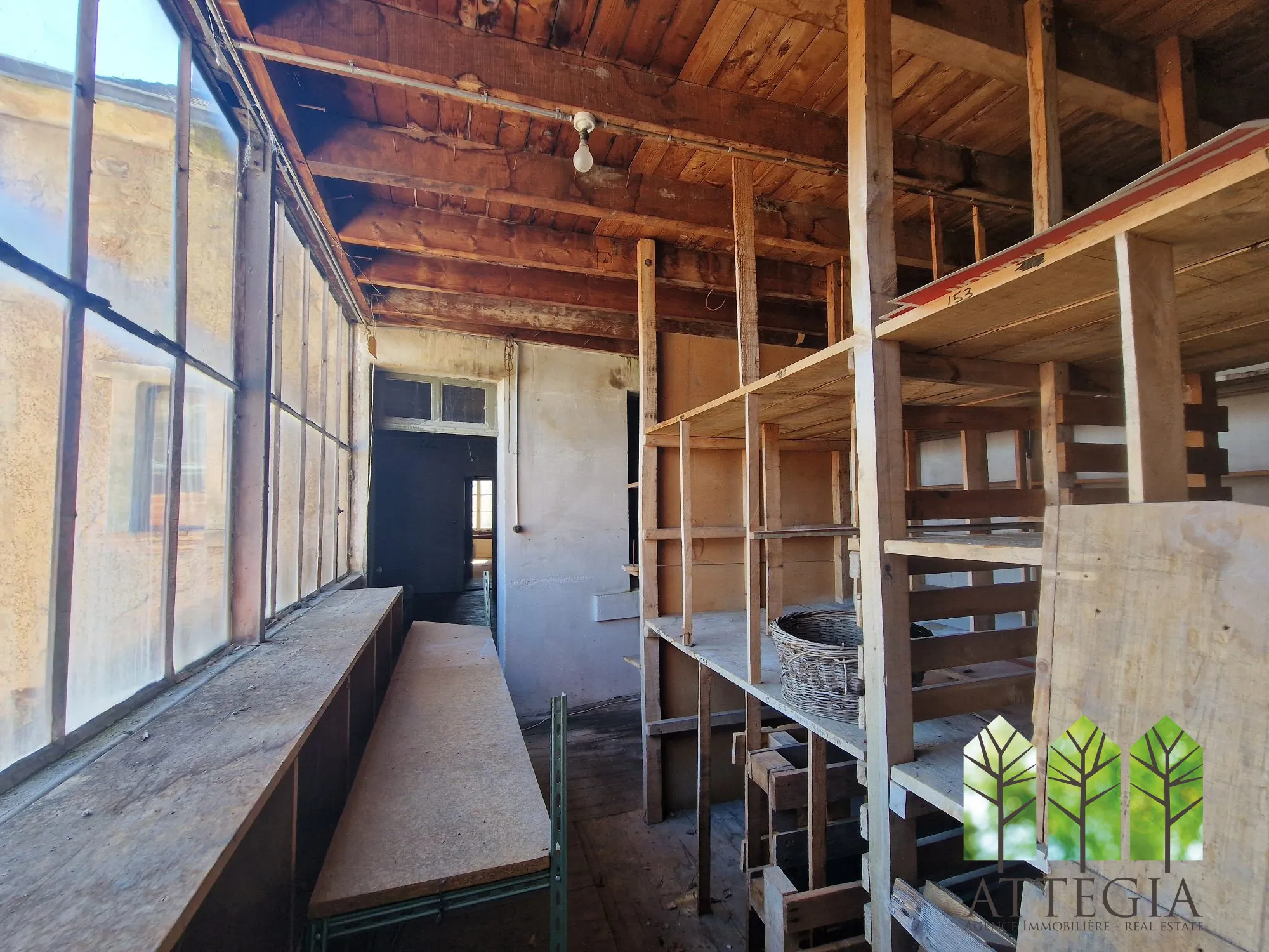 Immeuble commercial à Sainte-Sévère-sur-Indre à Rénover avec Grand Potentiel 