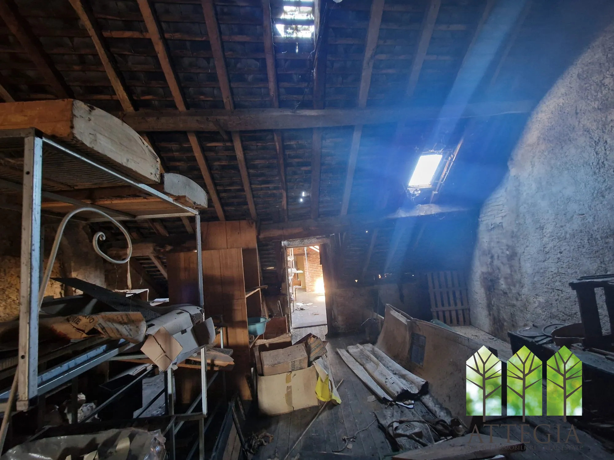 Immeuble commercial à Sainte-Sévère-sur-Indre à Rénover avec Grand Potentiel 
