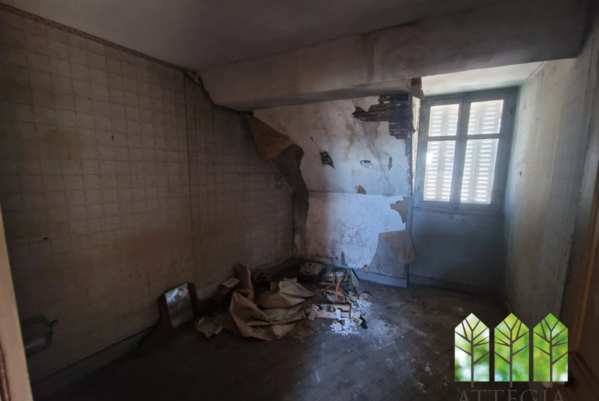 Immeuble commercial à Sainte-Sévère-sur-Indre à Rénover avec Grand Potentiel 