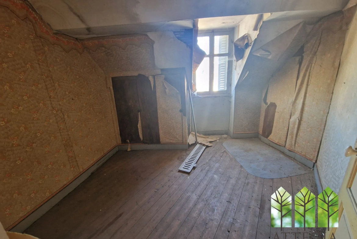 Immeuble commercial à Sainte-Sévère-sur-Indre à Rénover avec Grand Potentiel 