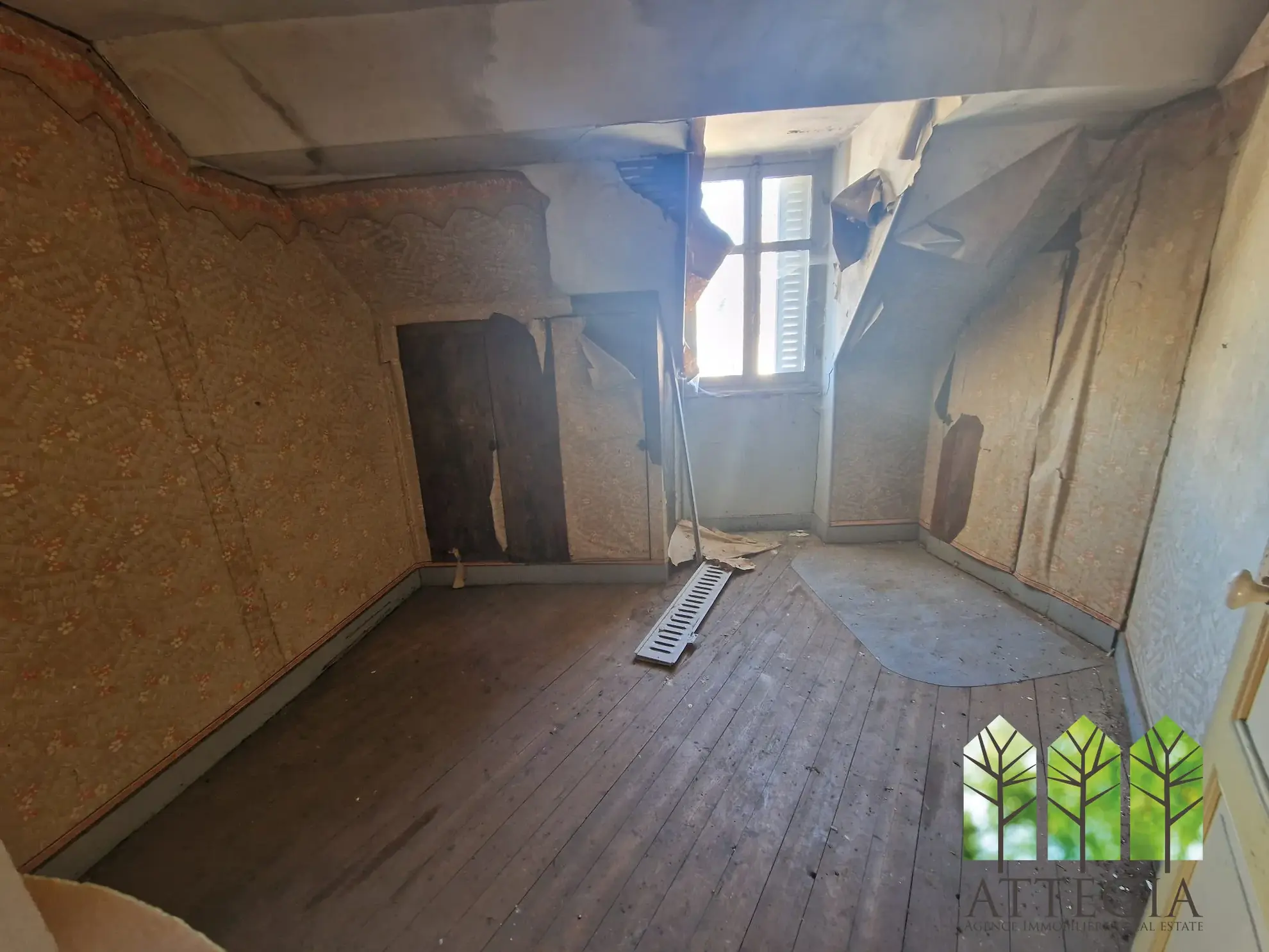 Immeuble commercial à Sainte-Sévère-sur-Indre à Rénover avec Grand Potentiel 