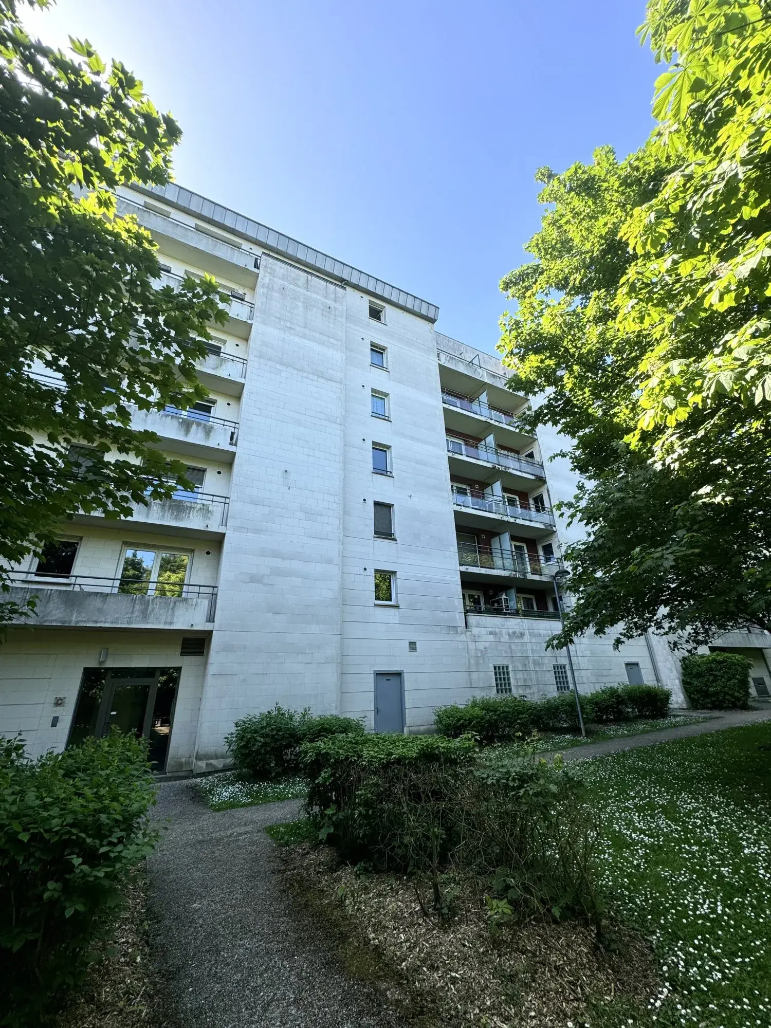 Appartement F2 avec balcon, parking sécurisé et vue dégagée à Rouen 