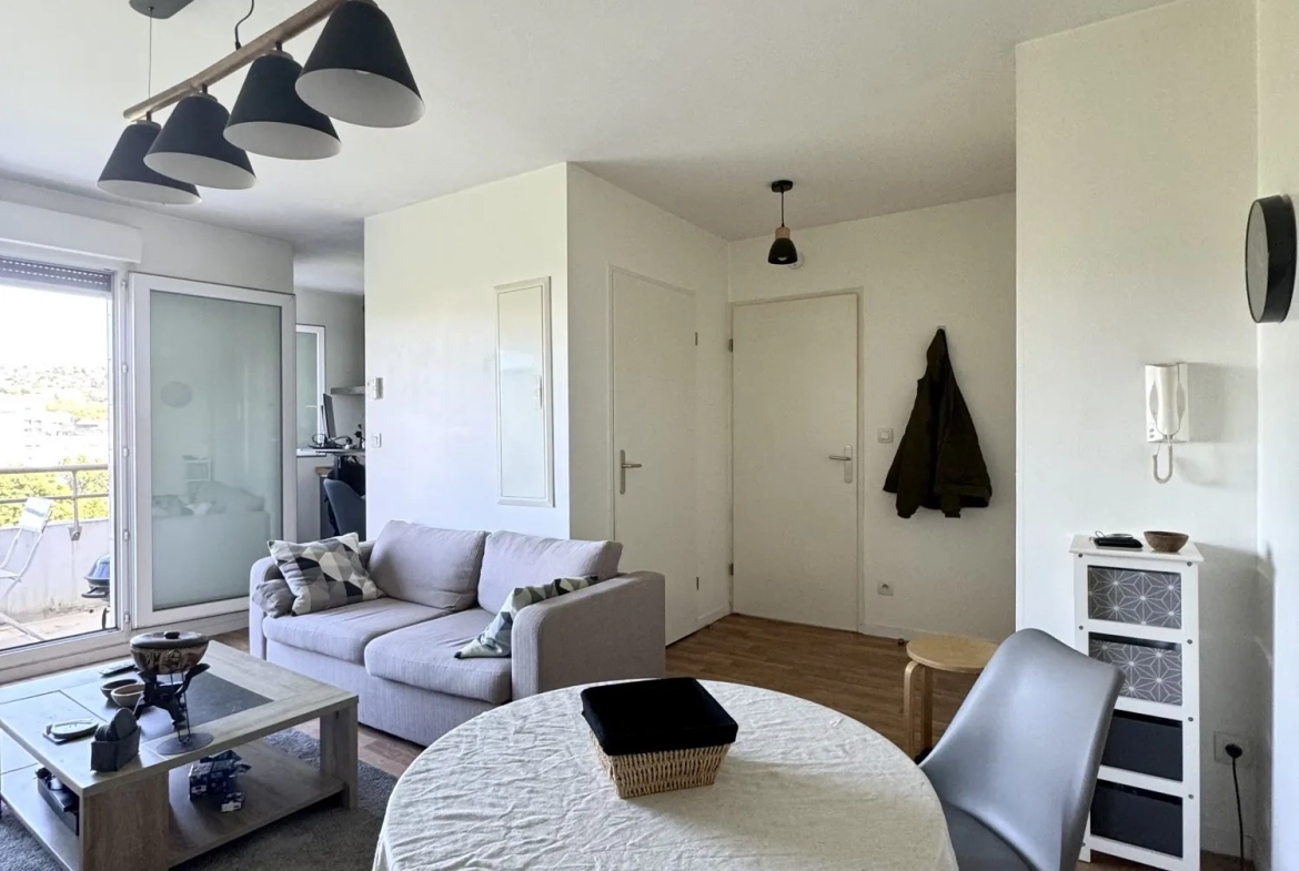 Appartement F2 avec balcon, parking sécurisé et vue dégagée à Rouen 