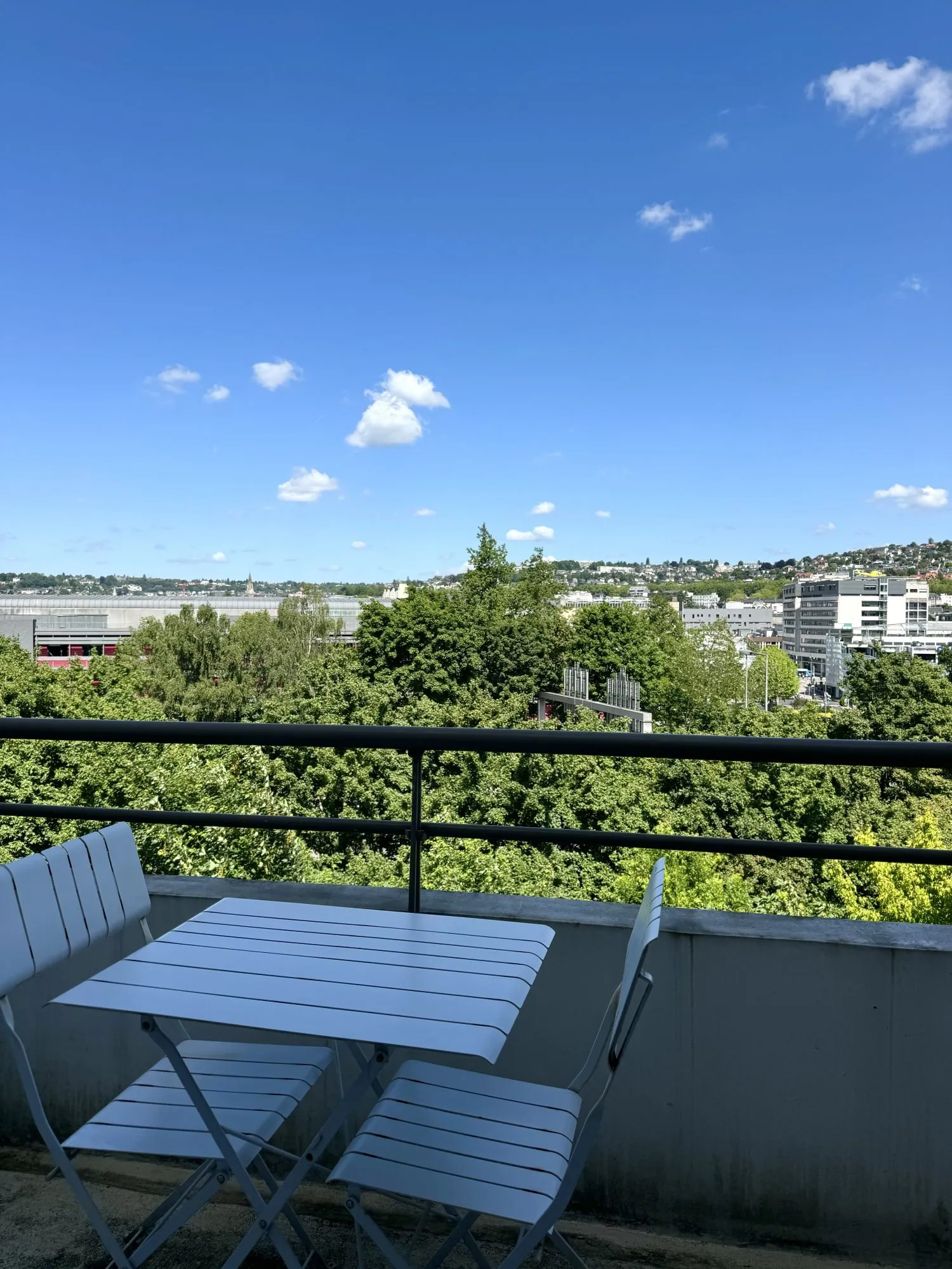 Appartement F2 avec balcon, parking sécurisé et vue dégagée à Rouen 