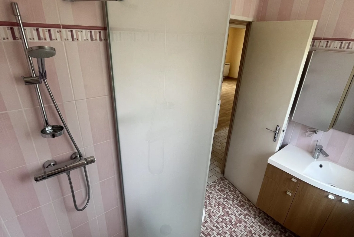 Maison de plain-pied à Condat-sur-Vienne avec jardin et garage, 48 m² 