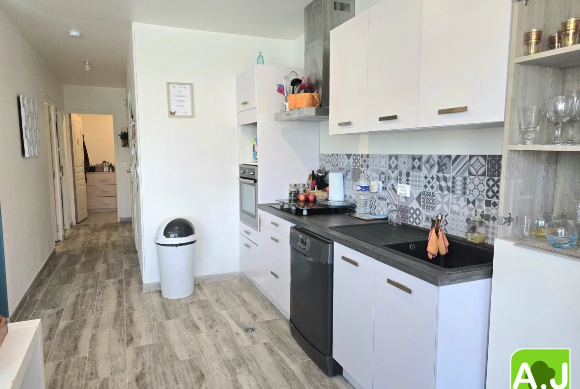 Ensemble immobilier avec maison et studio à Gravigny, emplacement idéal 