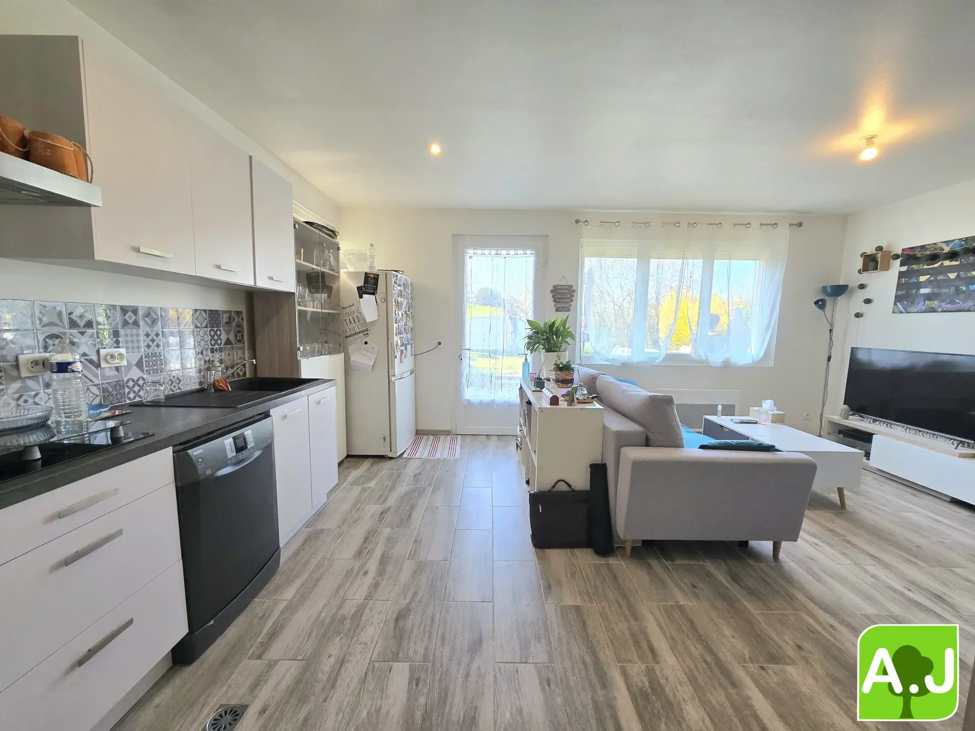Ensemble immobilier avec maison et studio à Gravigny, emplacement idéal 