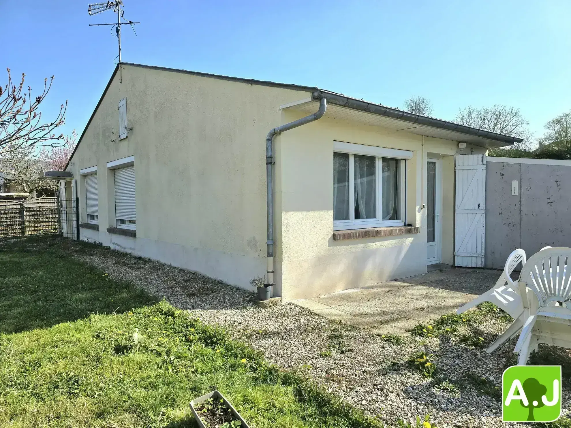 Ensemble immobilier avec maison et studio à Gravigny, emplacement idéal 