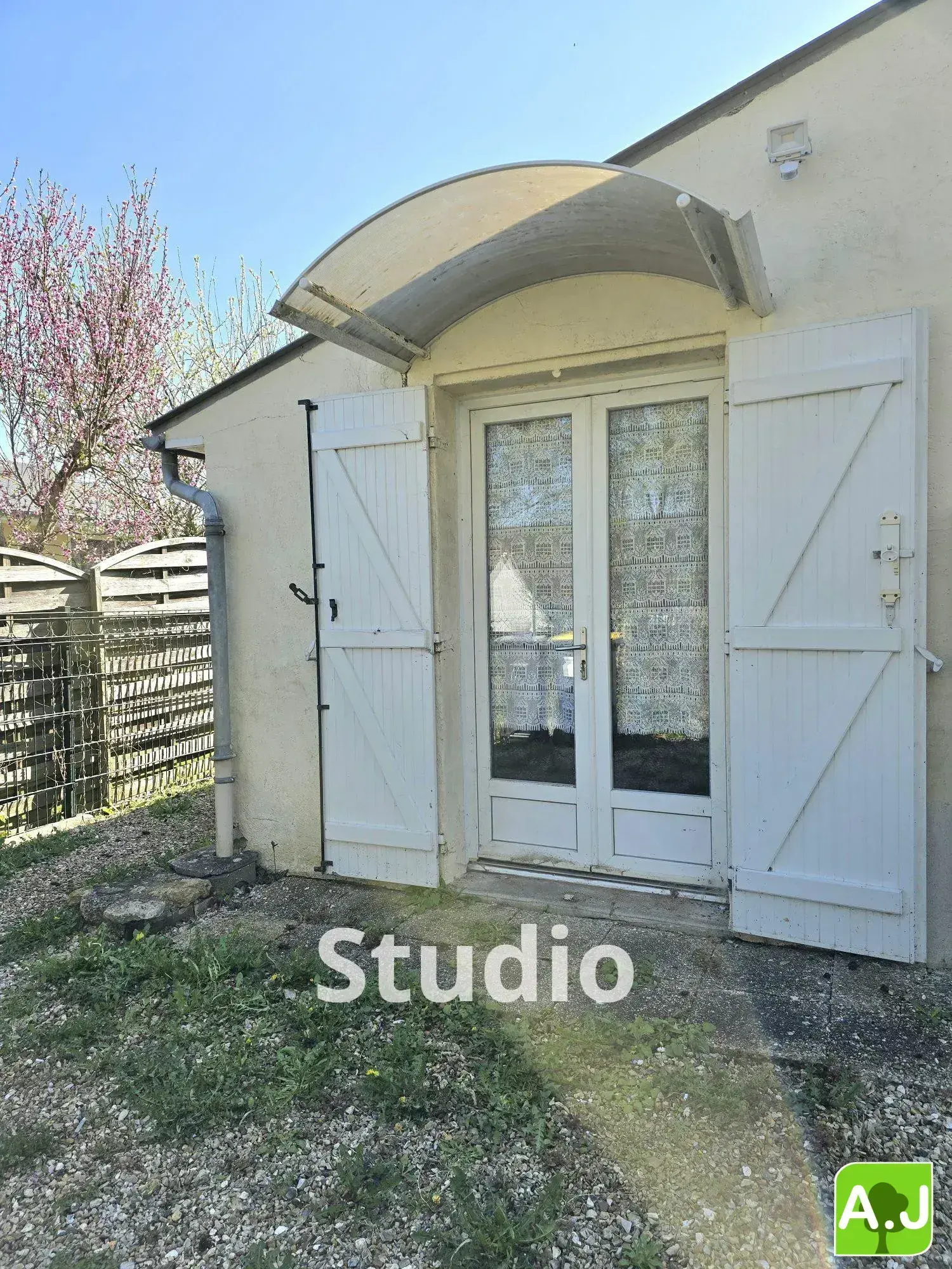 Ensemble immobilier avec maison et studio à Gravigny, emplacement idéal 