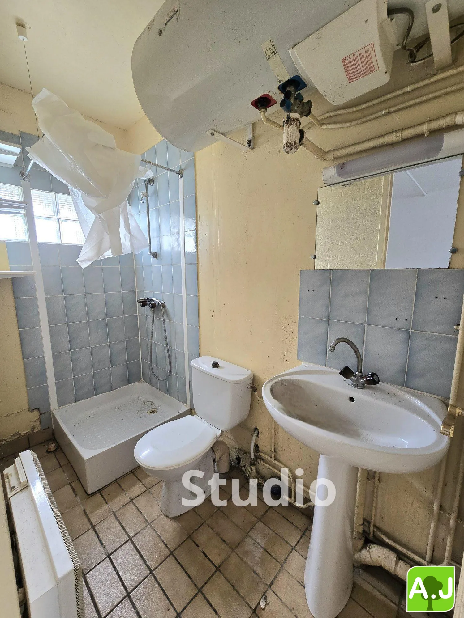 Ensemble immobilier avec maison et studio à Gravigny, emplacement idéal 