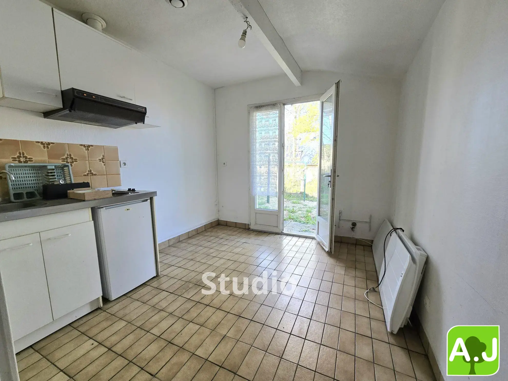 Ensemble immobilier avec maison et studio à Gravigny, emplacement idéal 