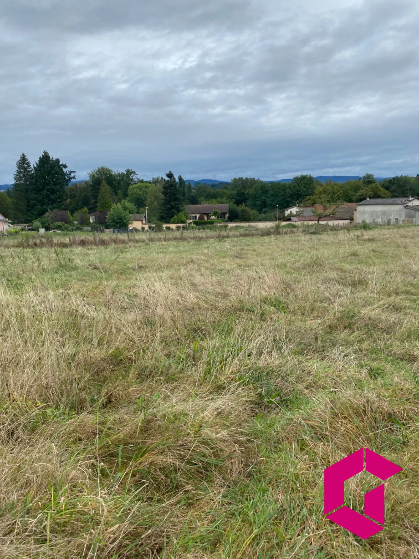 Terrain constructible de 6194 m² à Courpière avec viabilités et potentiel de construction 