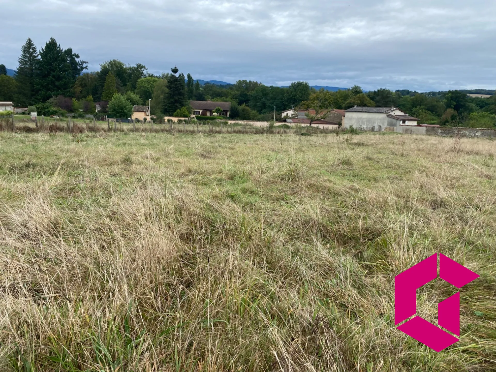 Terrain constructible de 6194 m² à Courpière avec viabilités et potentiel de construction 