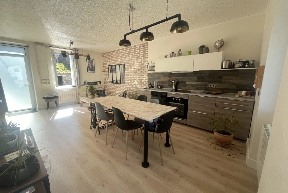Maison rénovée avec dépendance et patio à Saint-Lumine-de-Coutais 