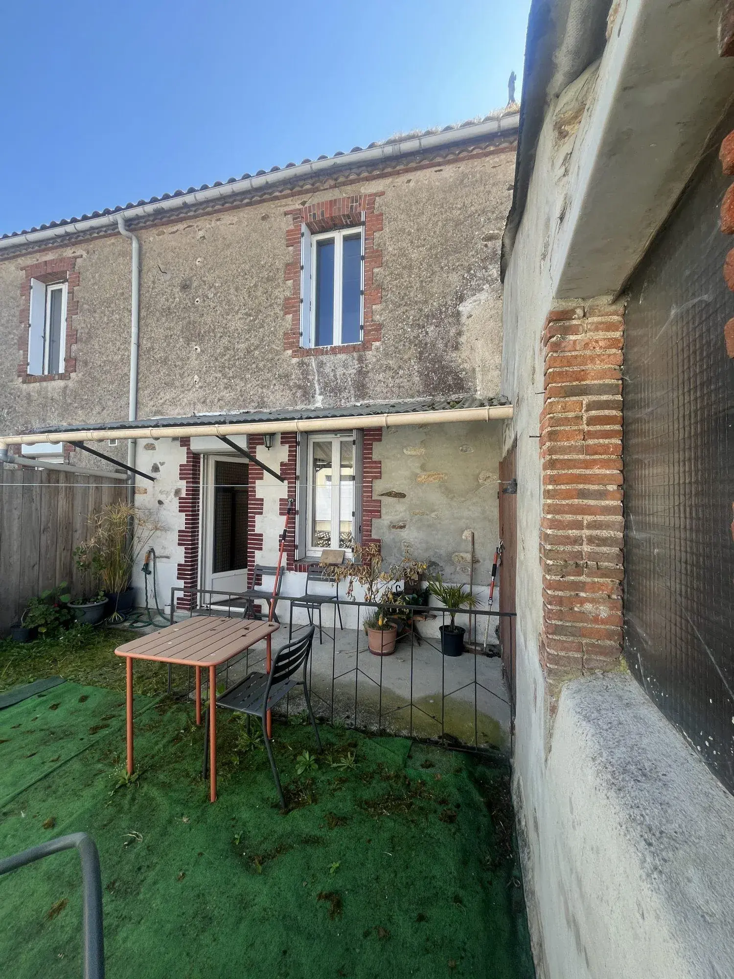 Maison rénovée avec dépendance et patio à Saint-Lumine-de-Coutais 