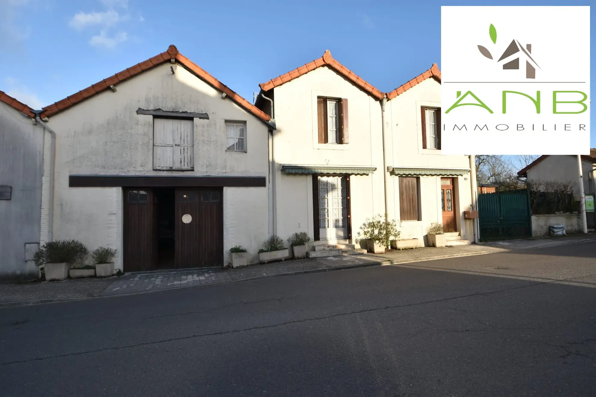 Maison de ville à Montbron avec grand potentiel et terrain clos 