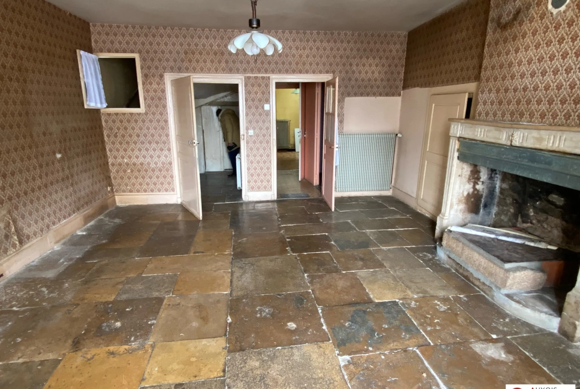 Maison à vendre à Semur-en-Auxois - Charme ancien à rénover avec garage et jardin 