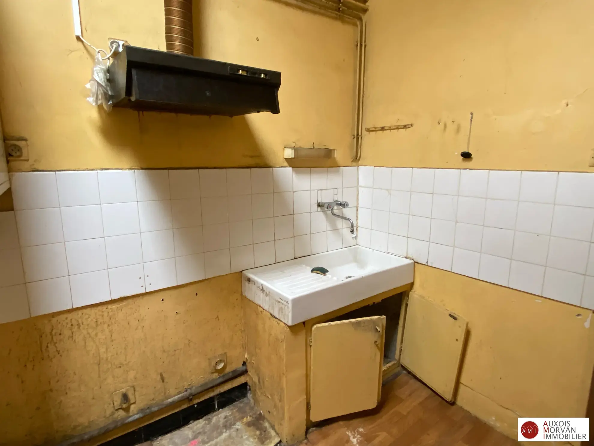 Maison à vendre à Semur-en-Auxois - Charme ancien à rénover avec garage et jardin 