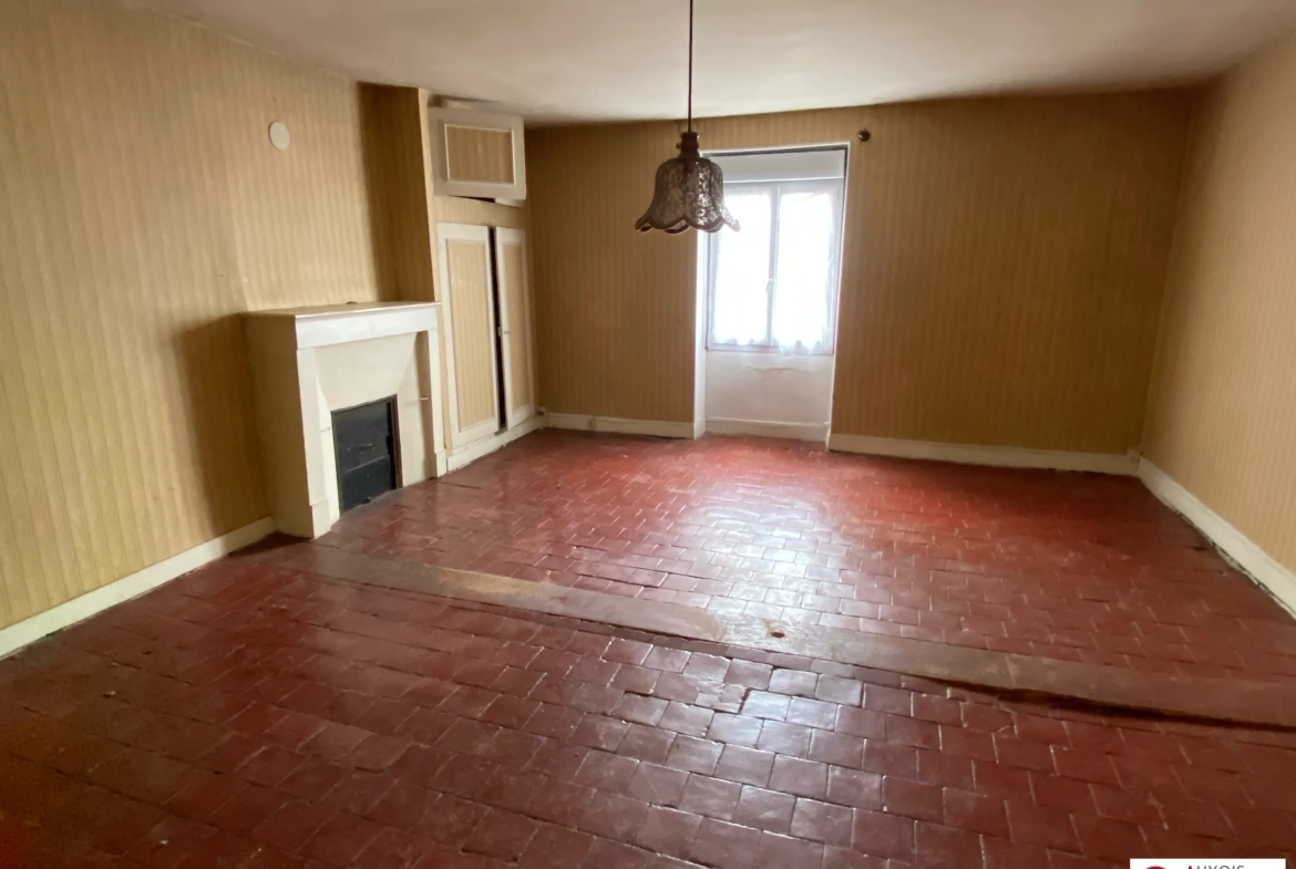Maison à vendre à Semur-en-Auxois - Charme ancien à rénover avec garage et jardin 