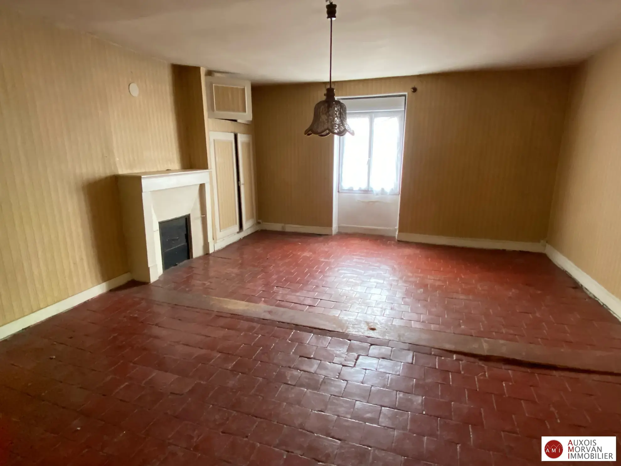 Maison à vendre à Semur-en-Auxois - Charme ancien à rénover avec garage et jardin 
