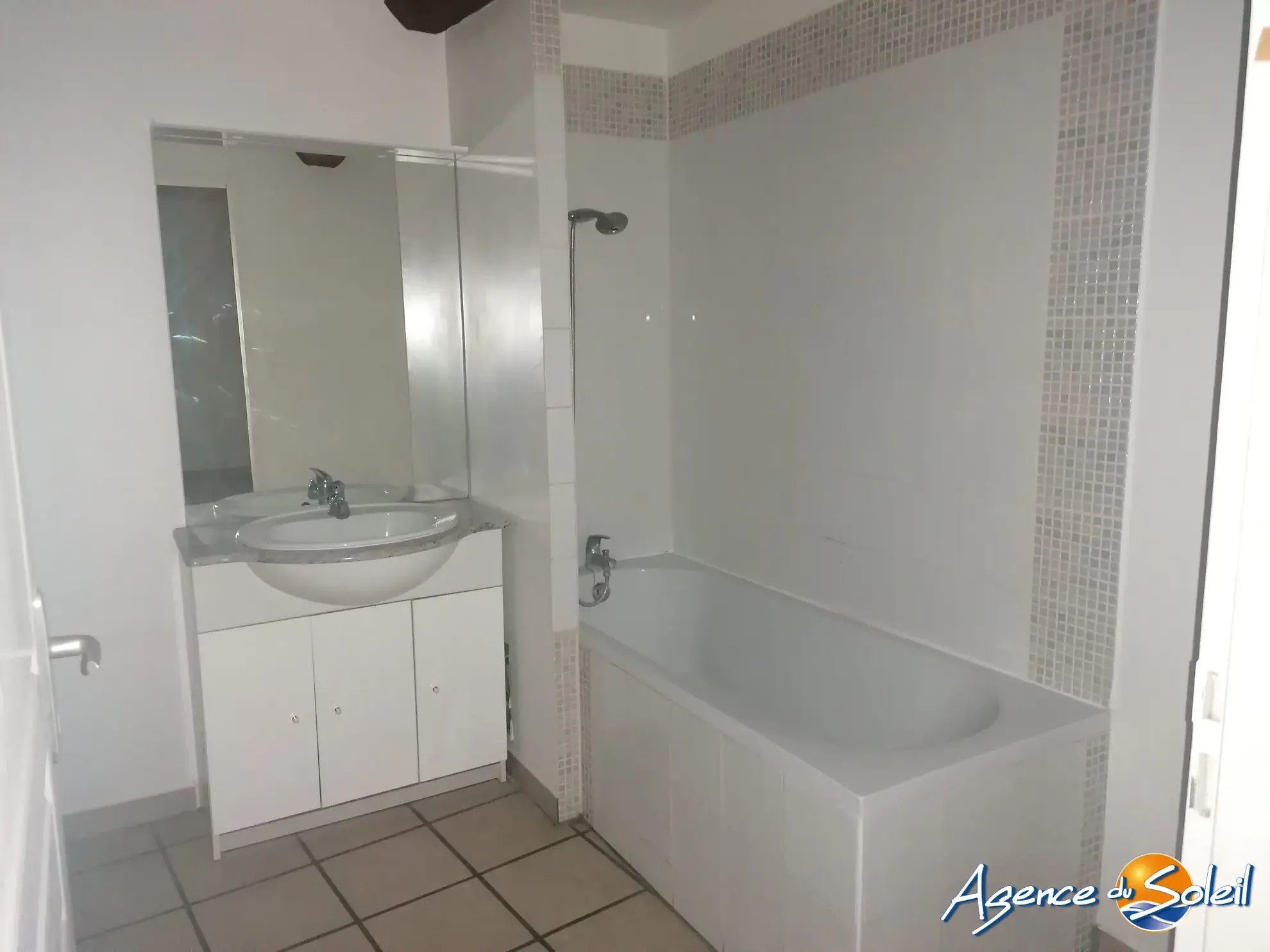 Maison de village rénovée de 95 m² à Coursan, 3 chambres, disponibilité 2025 