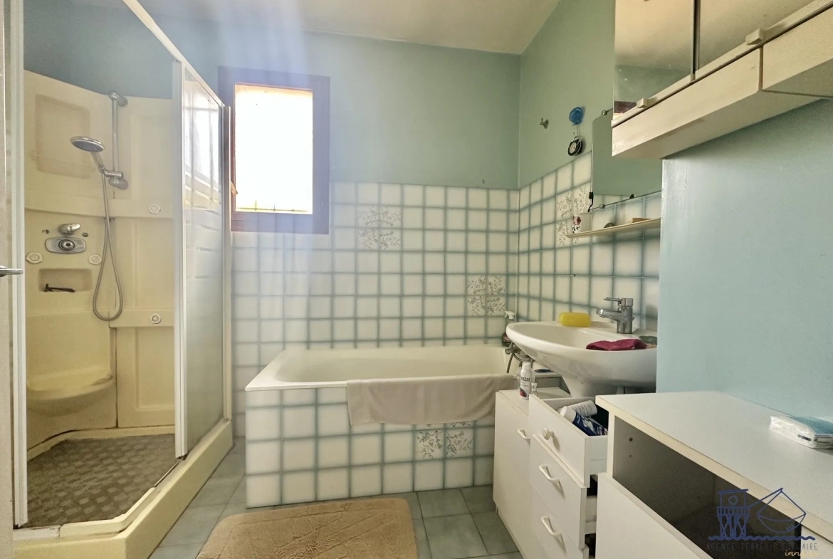 Maison à vendre à Floirac avec grand terrain, luminosité et potentiel 