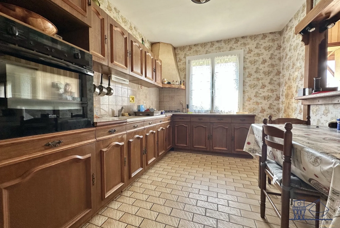 Maison à vendre à Floirac avec grand terrain, luminosité et potentiel 