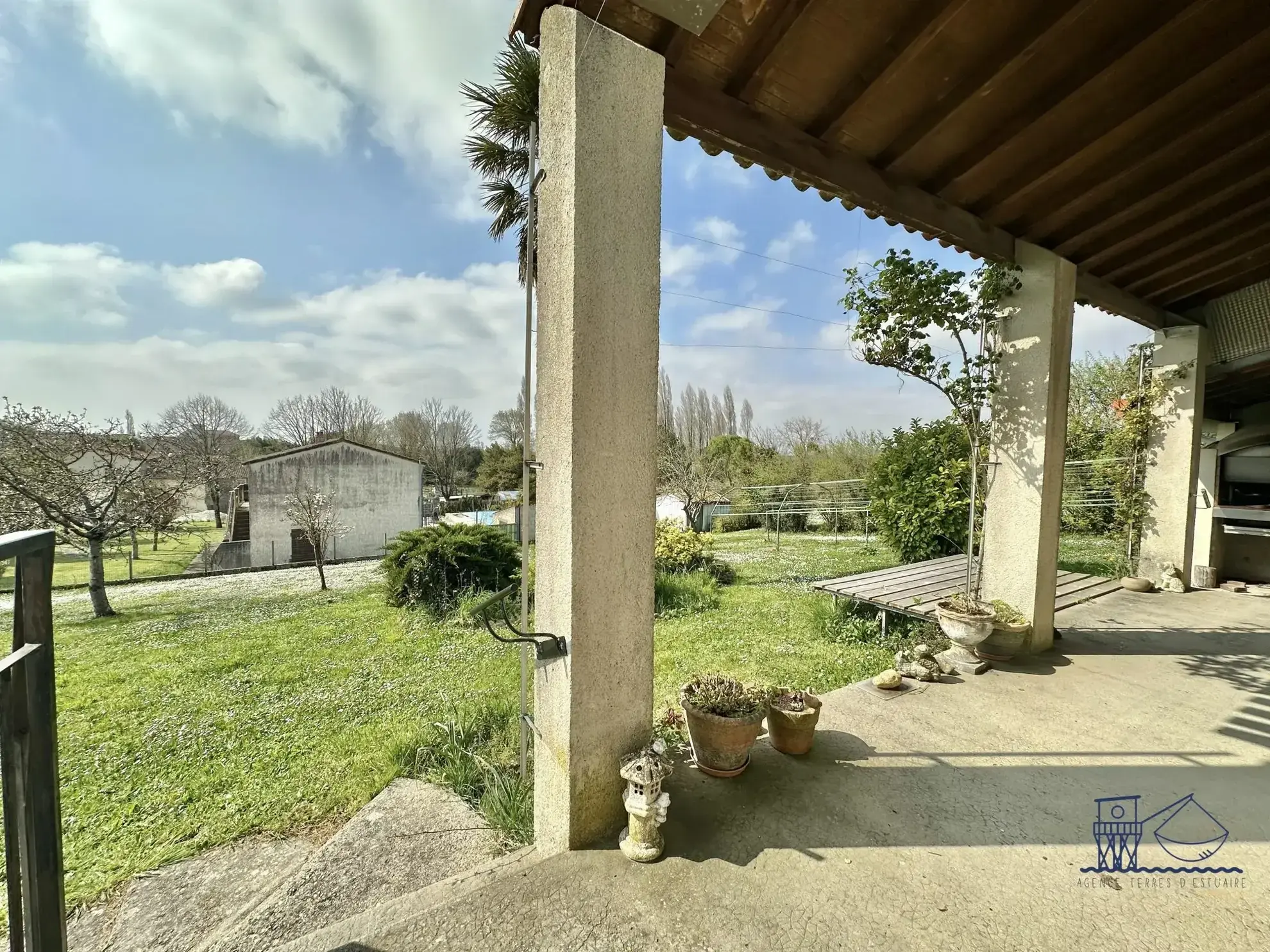 Maison à vendre à Floirac avec grand terrain, luminosité et potentiel 