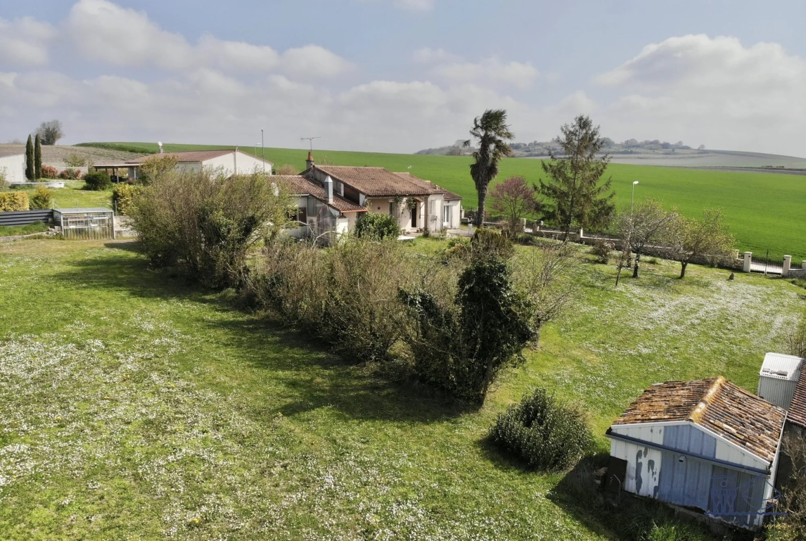 Maison à vendre à Floirac avec grand terrain, luminosité et potentiel 