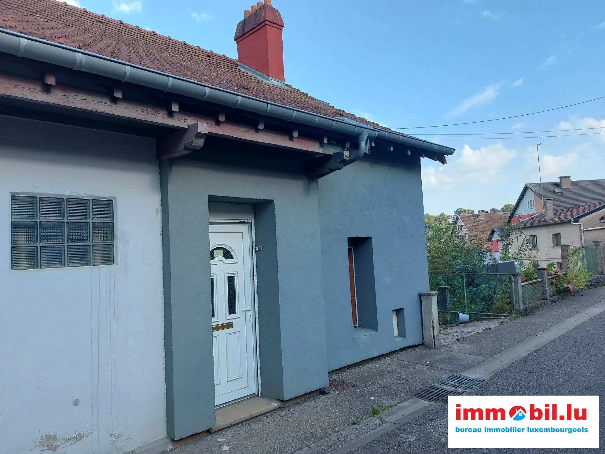 Maison mitoyenne à rénover avec jardin et garage à Ottange 