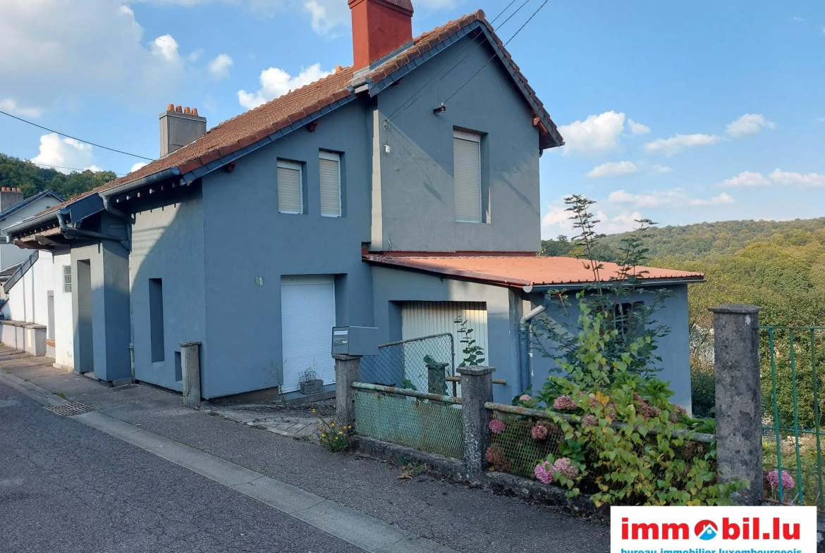 Maison mitoyenne à rénover avec jardin et garage à Ottange 