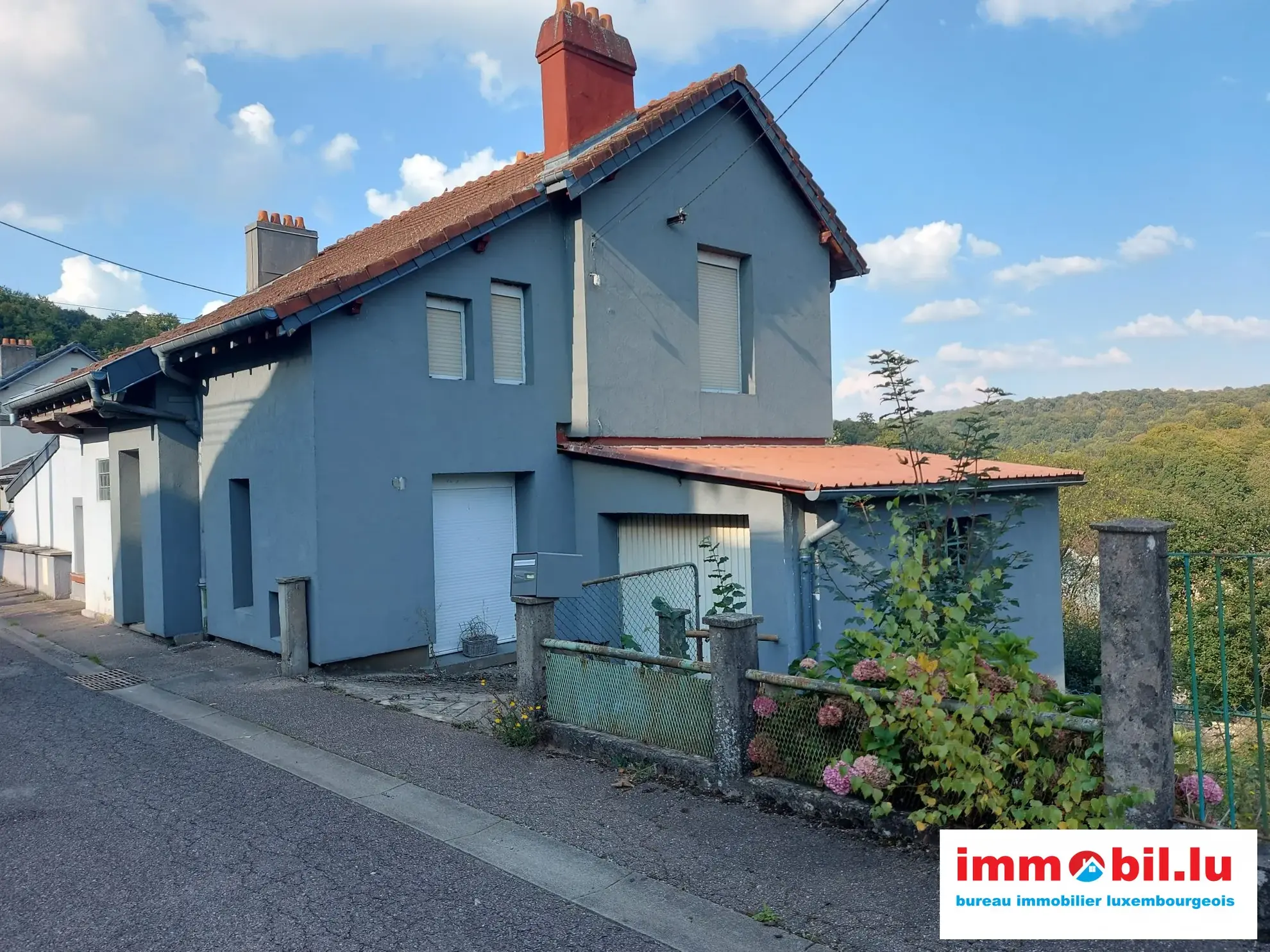 Maison mitoyenne à rénover avec jardin et garage à Ottange 